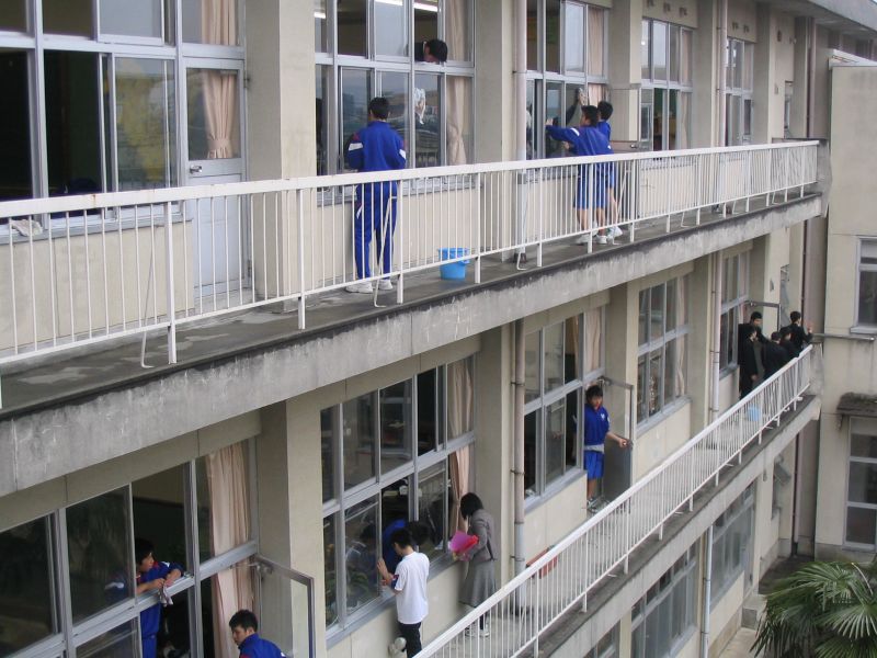日本の学校は用務員を雇わず、生徒が自分で掃除する教育文化に海外が絶賛——「米国は障害者に掃除させてた」「日本のW杯ファンの清掃理由が判明」
