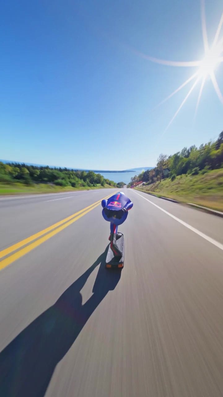 【海外の反応】スケボーで時速152kmの世界新記録→動画は肝心の「止め方」をカットされ総ツッコミ