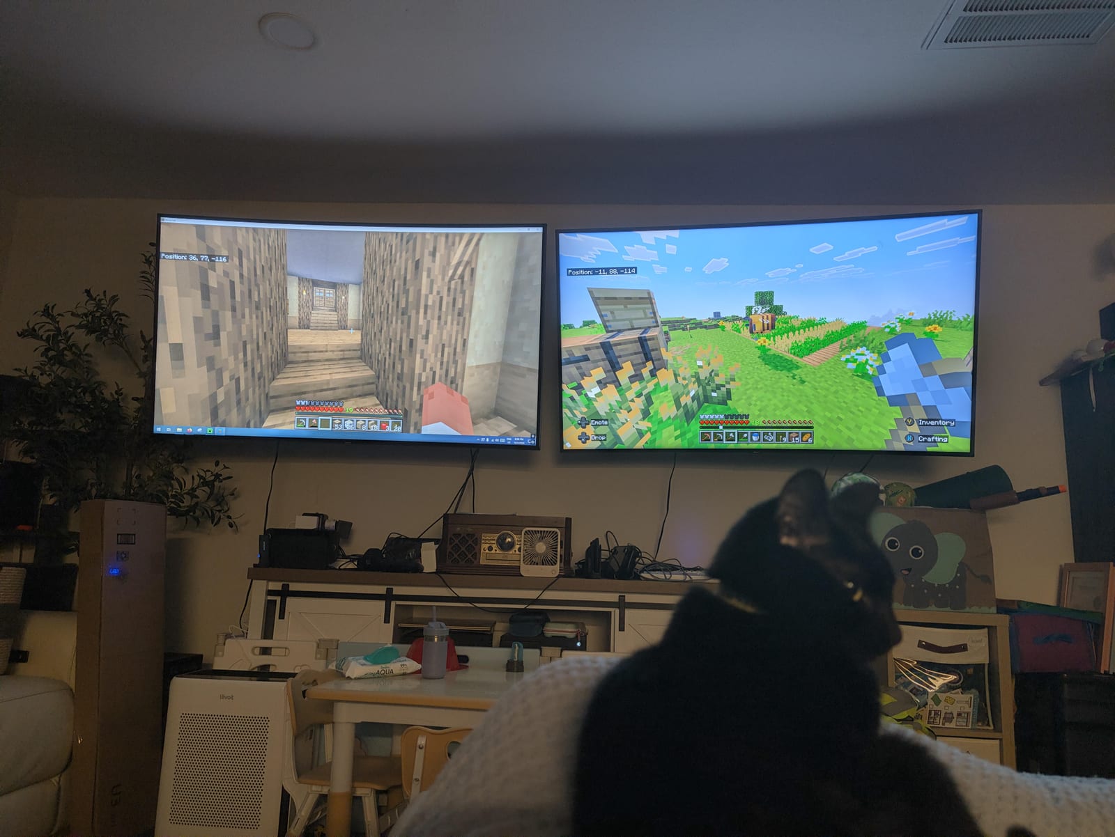 【海外の反応】親「ゲーム好きもそのうち卒業する」→30年後、息子を寝かせた夫婦はマインクラフト2画面