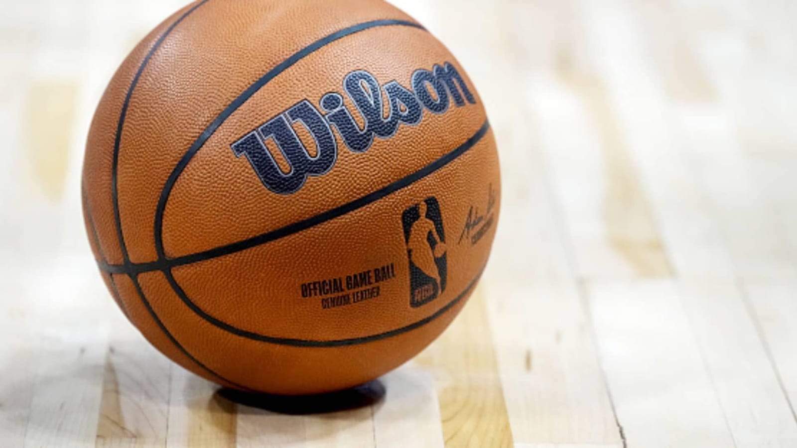 【海外の反応】NBAがボールに1gの内蔵チップ導入検討→ファン「審判を替える方が先だろ」